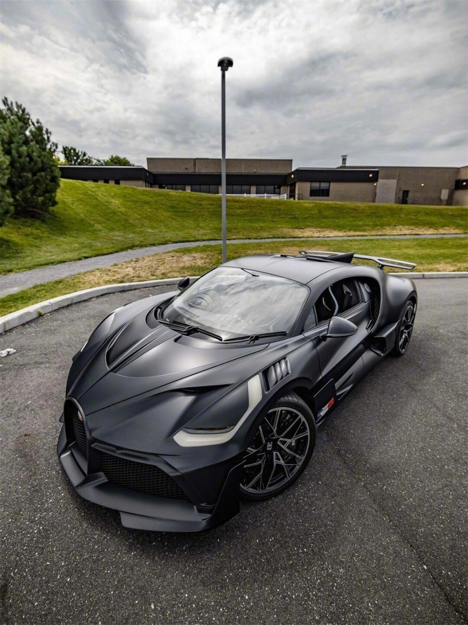 豪车鉴赏布加迪divo  外观方面,布加迪divo的设计充满了优雅与运动感.