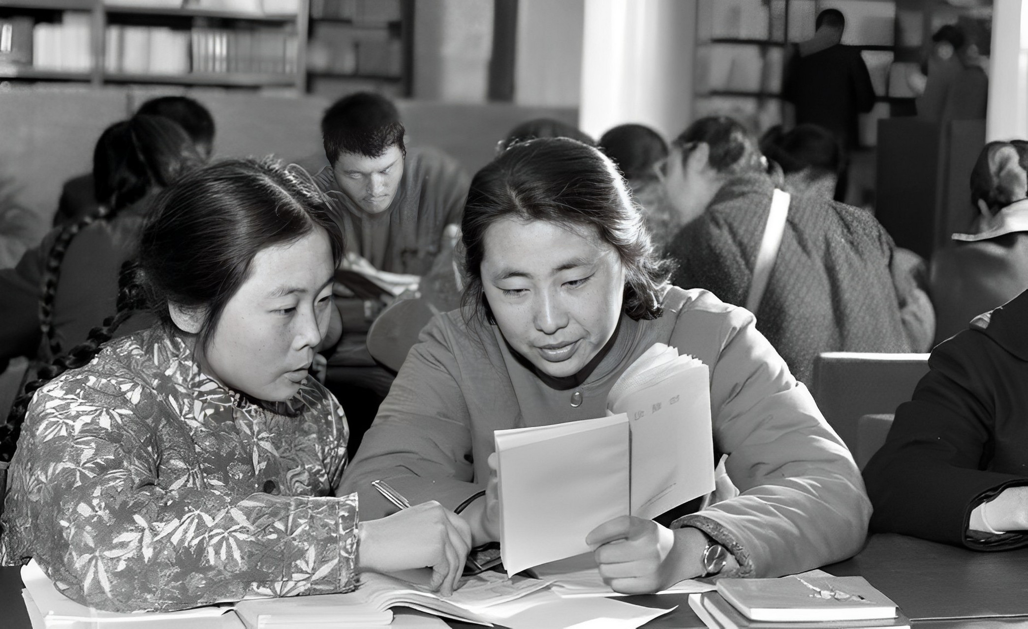 1977年,恢复高考后的第一年,这位年轻的女子在浙江大学门前拍下了这张