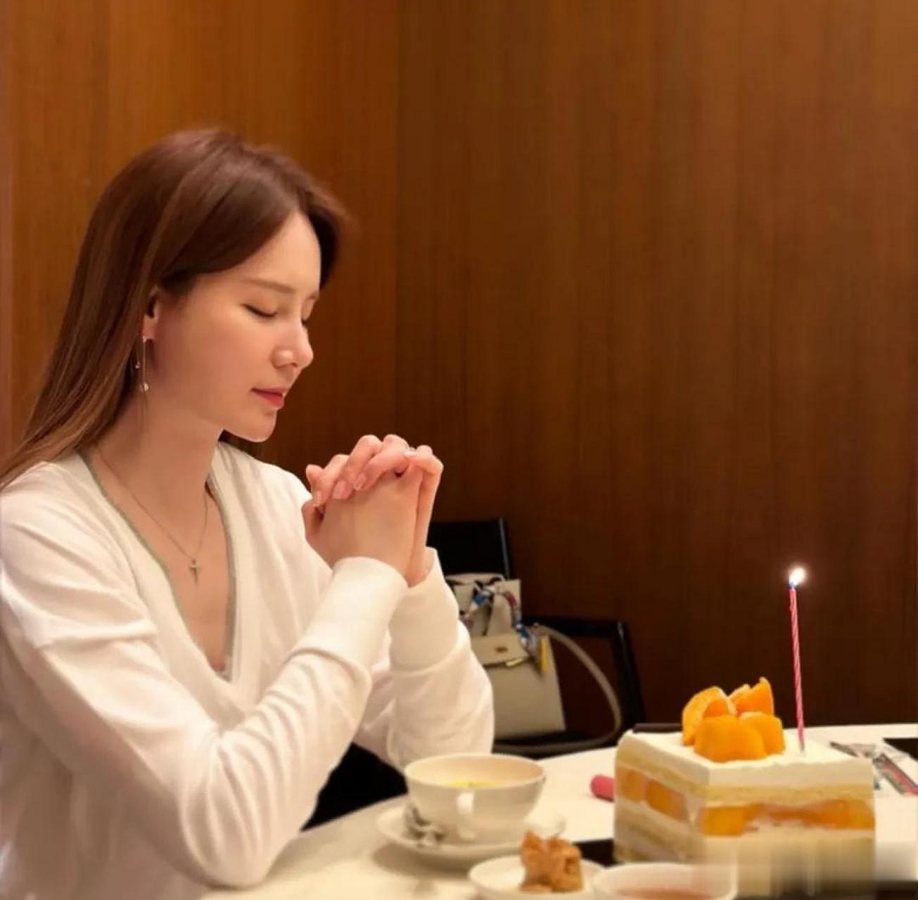 公开的照片中,李惠媛和丈夫安贞焕,儿子安利焕在一家餐厅拍全家福.