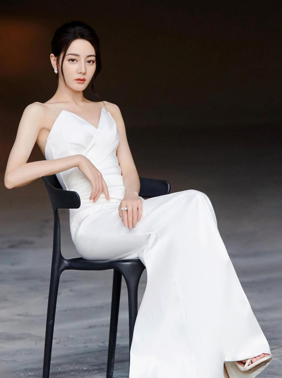 迪丽热巴身姿玲珑翘二郎腿坐姿优雅高