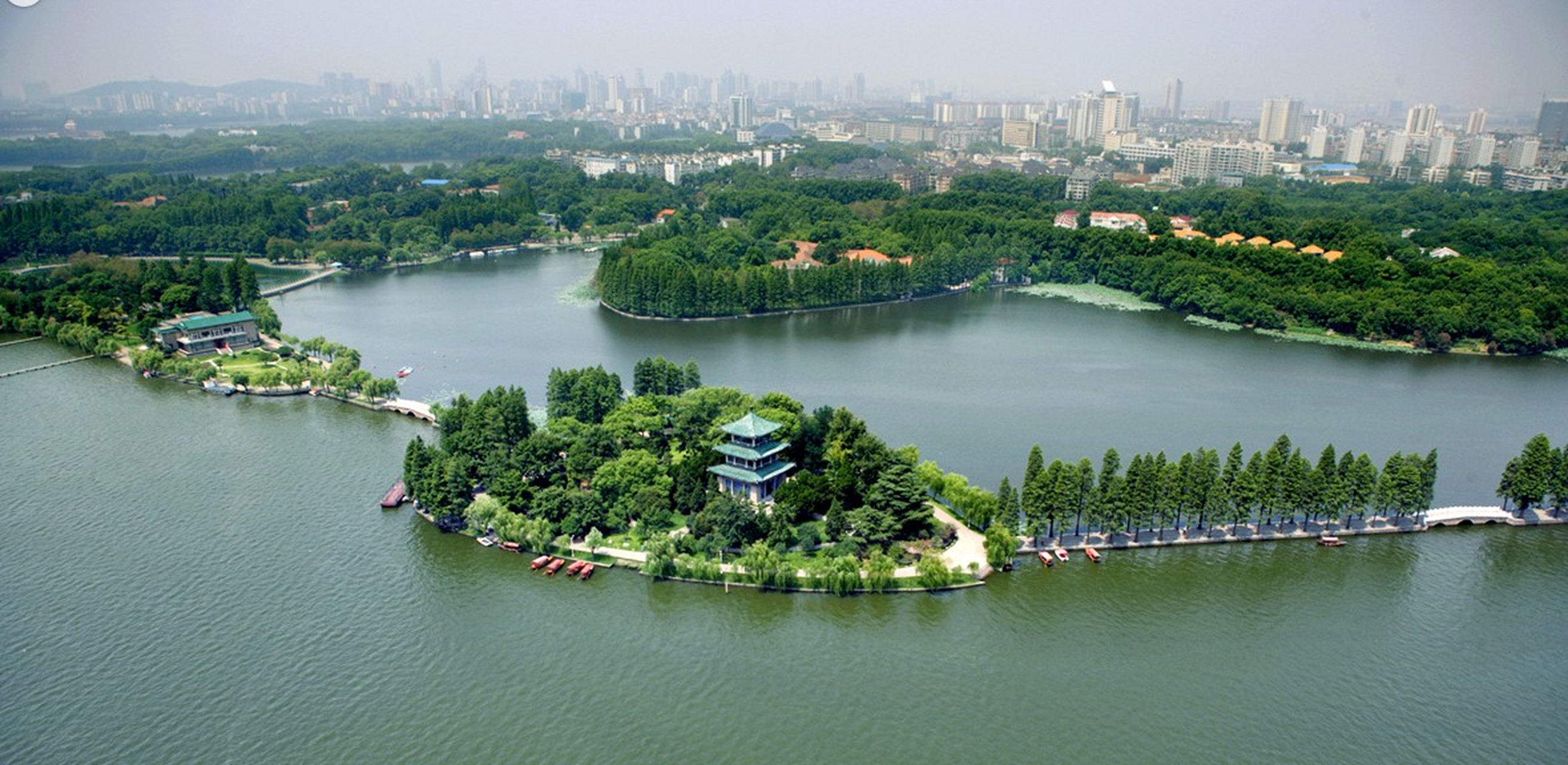 武汉东湖真的很大,大的像海洋一样,这里是中国最大的城中湖,想好好的