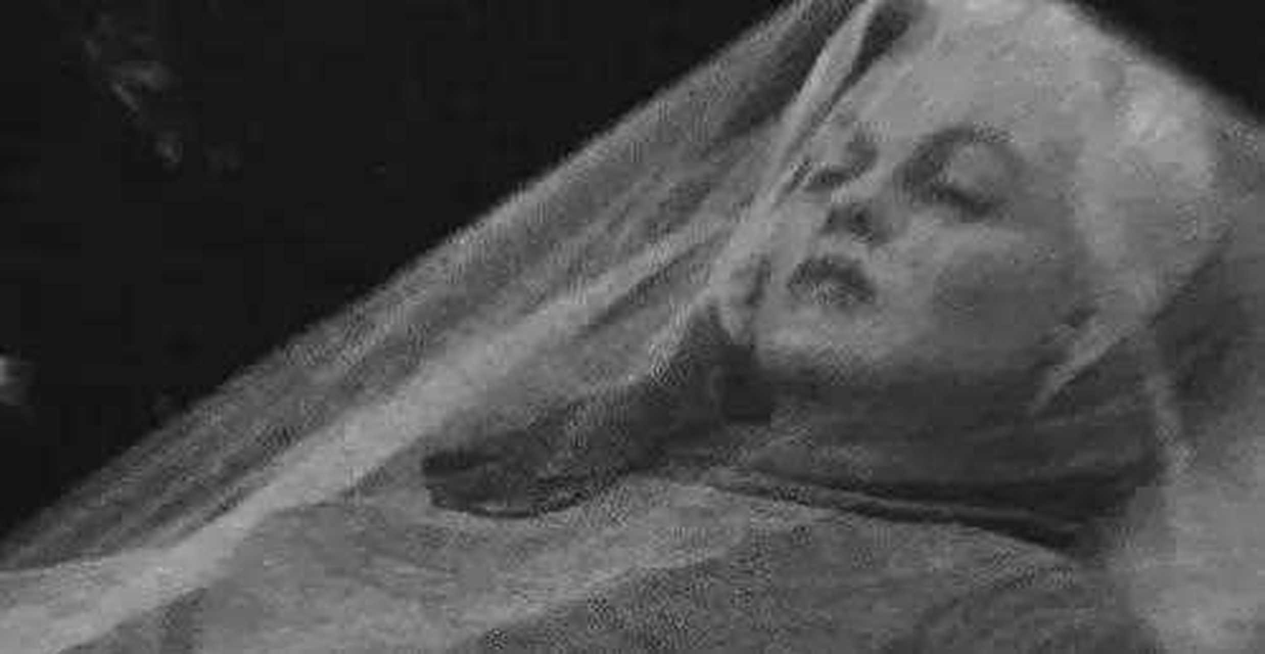 这是1962年,女星玛丽莲梦露吃安眠药自杀身亡照片,走的时候一丝不挂