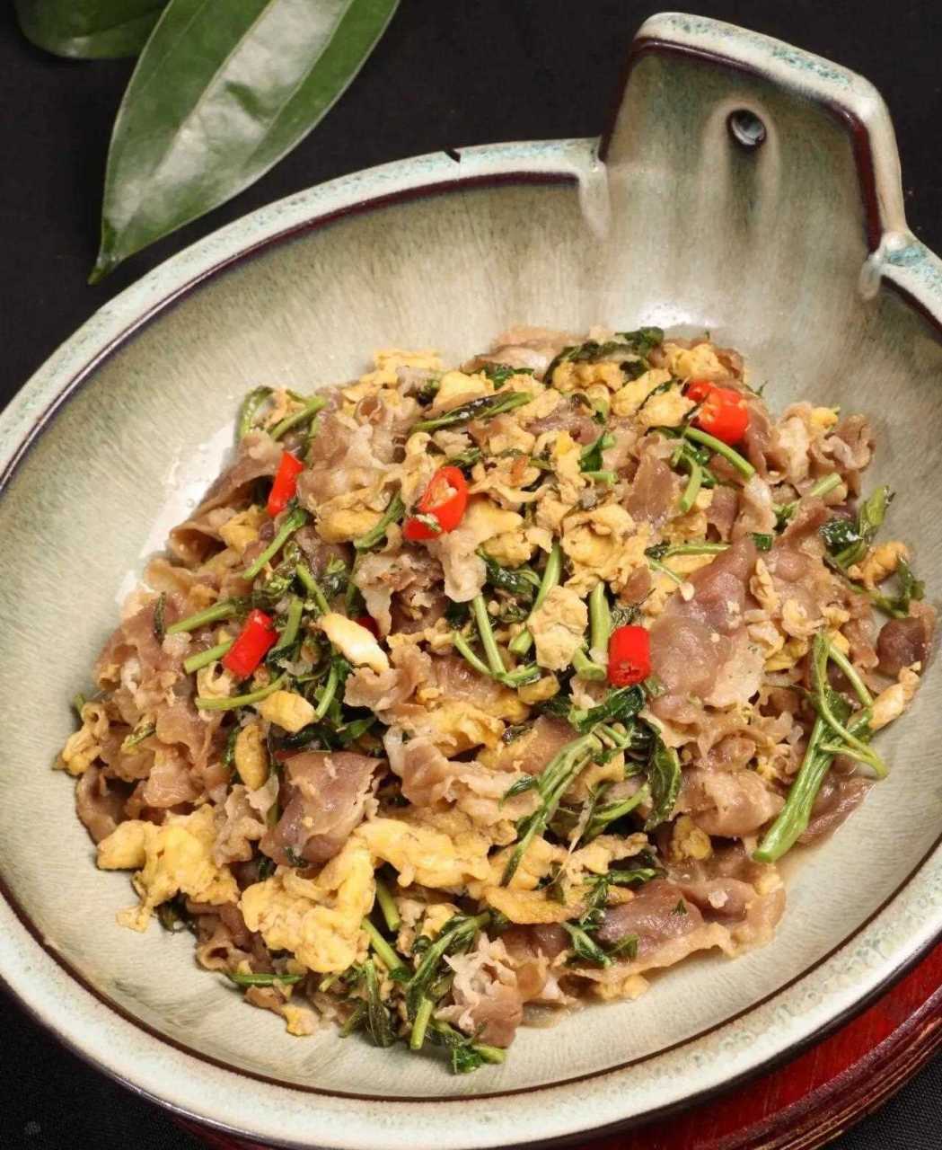 椿香炒肥牛 将红芽香椿搭配鸡蛋,肥牛卷同炒,鸡蛋吸收椿芽的香气和