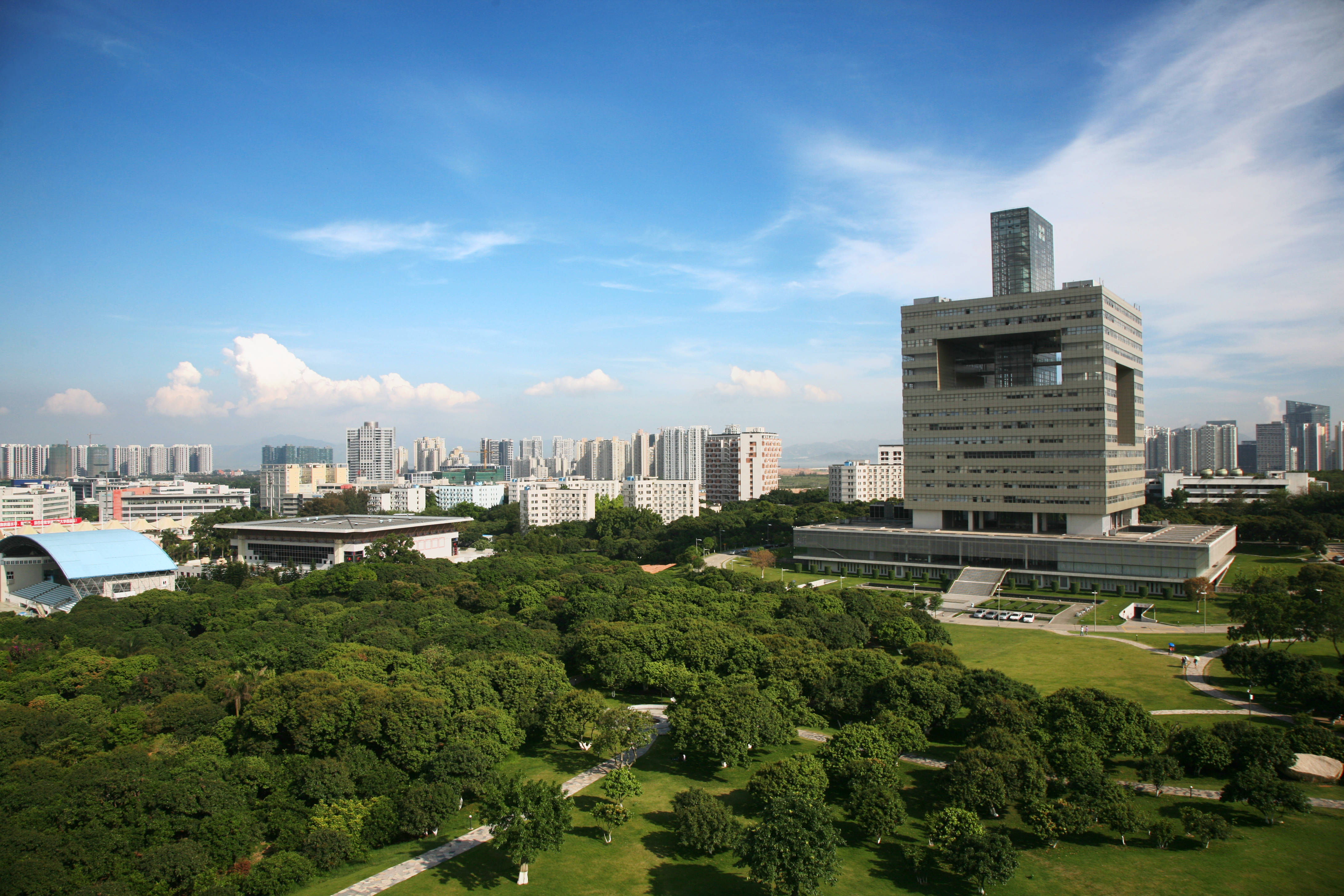 我国最美大学 深圳大学坐落在南山后海湾,依山起伏,外海内湖,荔枝成林