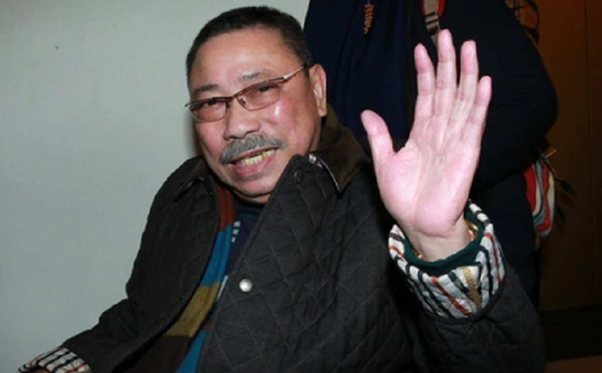 记者就此致电陈松勇,接电话的是一位带有口音的外籍女子,应该是陈松