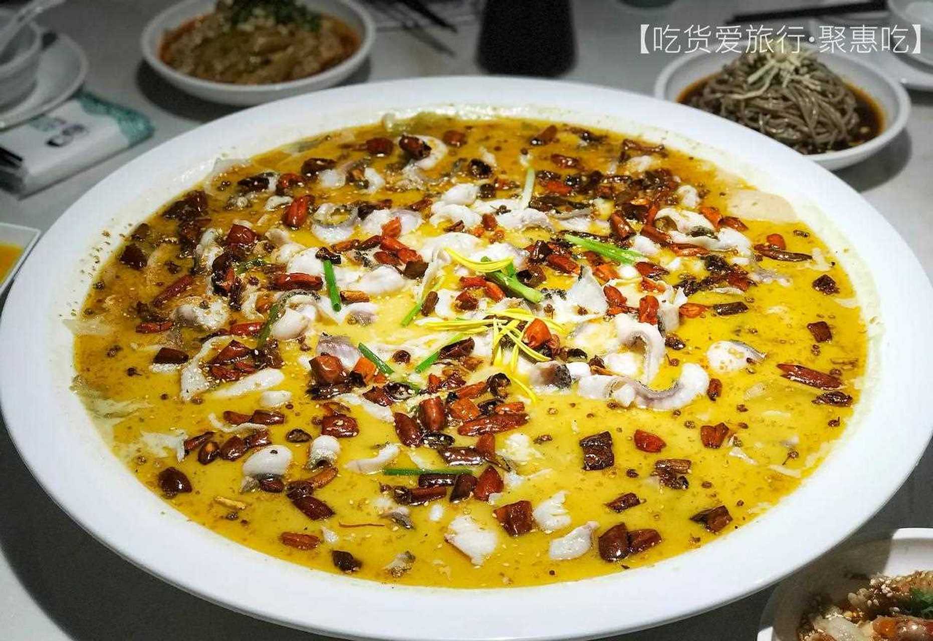 【何君探店·酸菜鱼】坛主老坛酸菜鱼,腌制180天才可开盖的酸菜与虽黑