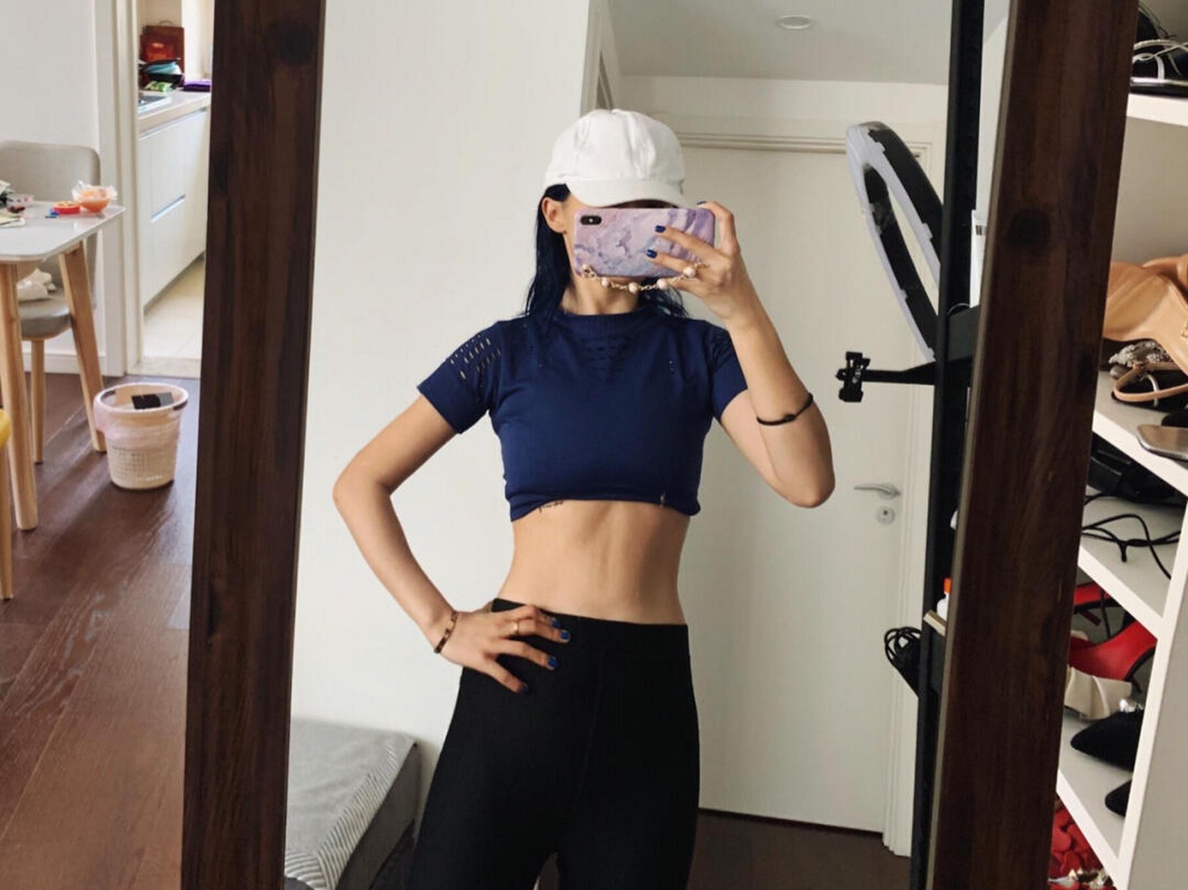 1玉珠铉减肥瑜伽 [飞机]瑜伽健身的优点在与瘦身并非减脂,能够让身体