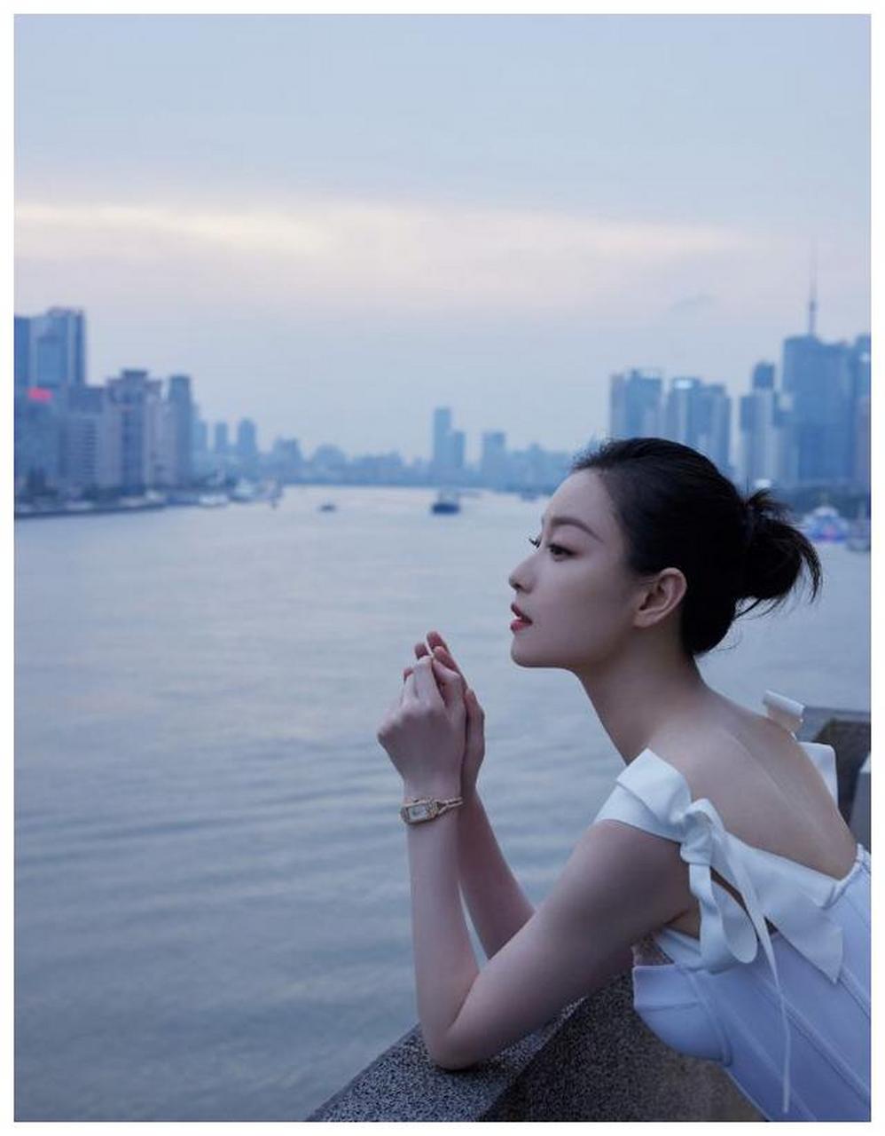 倪妮写真,一袭白色吊带礼裙,婀娜多姿,优雅动人