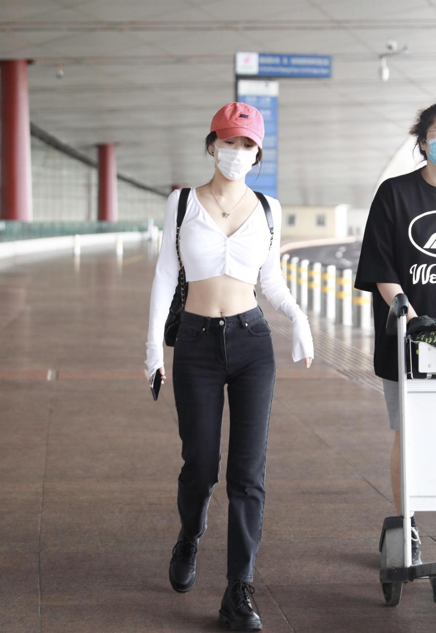 明星穿搭分享# 来看一下李菲儿的a4腰,这样的腰不就是所有女生都幌腚