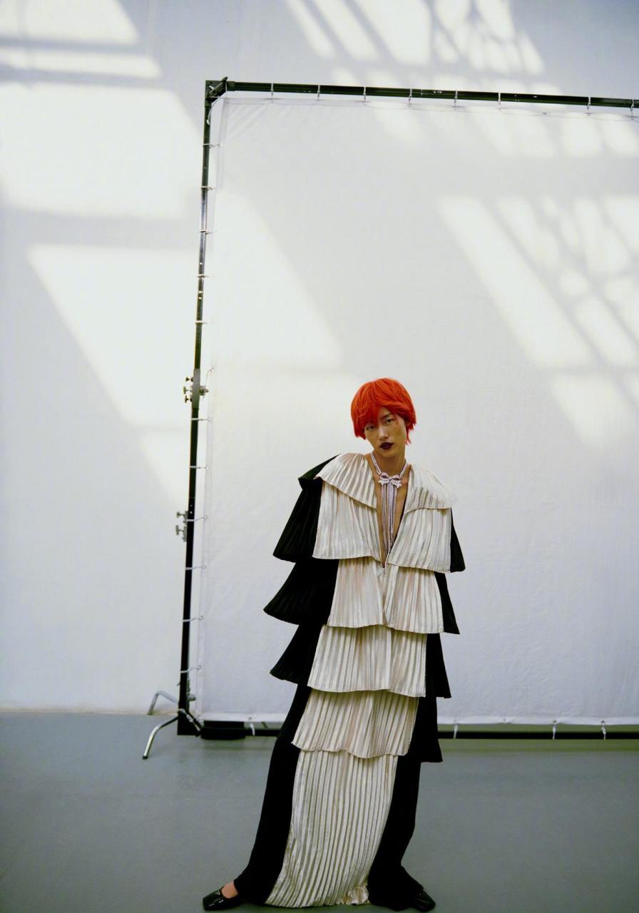 刘雯vogue12月号封面大片,丰富的色调,红发,翅膀异性长裙,大表姐时尚