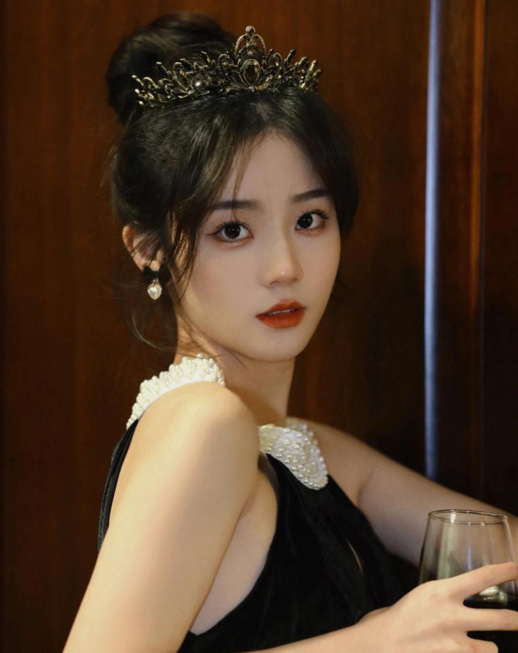 财阀千金复古迷你美女写真