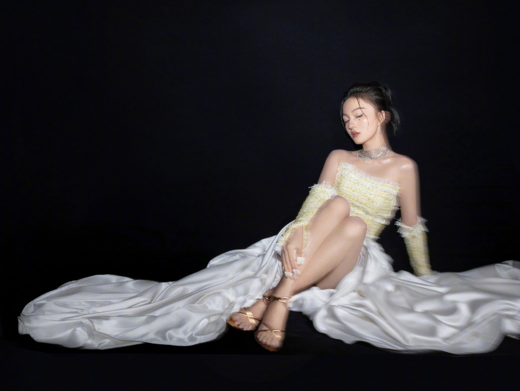 张韶涵,抹胸裙露香肩 化闪钻妆氛围感拉满.