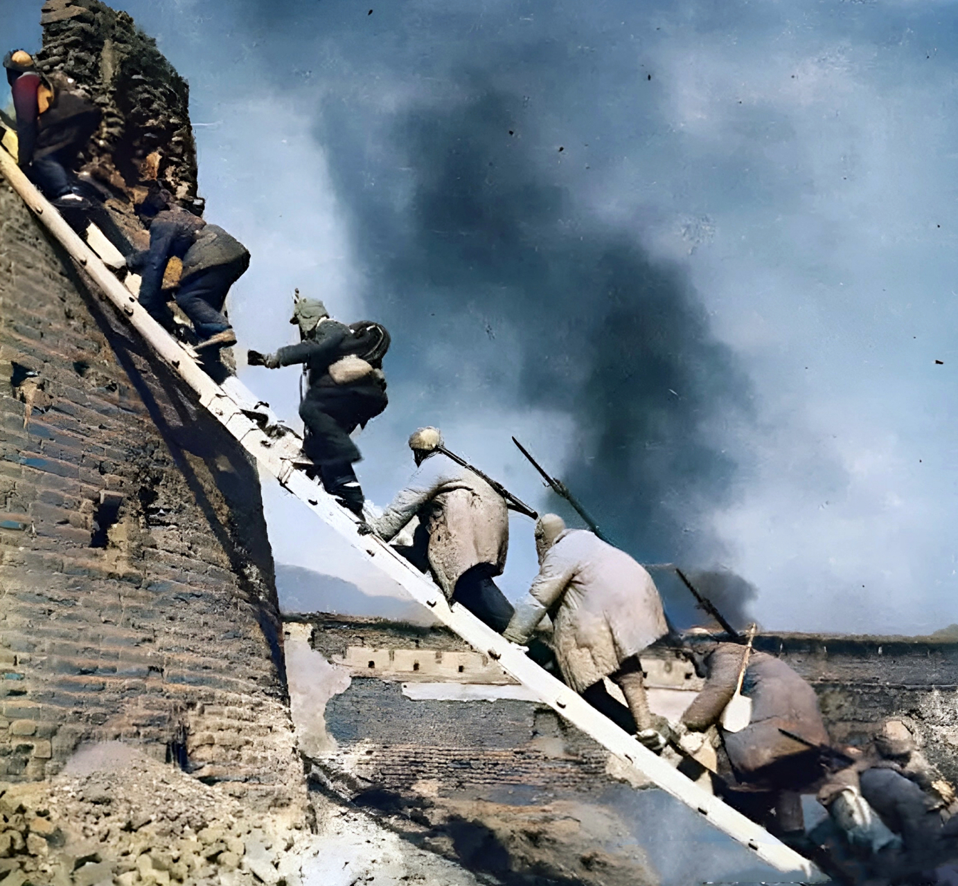 1949年4月,太原战役,解放军战士英勇地冲进太原绥靖公署,将里面的敌