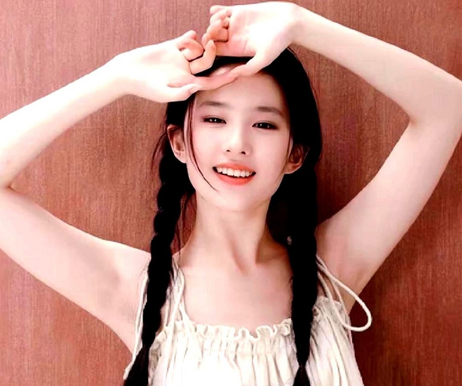 刘亦菲年轻时的美貌令人惊叹,她早期的双辫子清纯写真让人爱不释手.