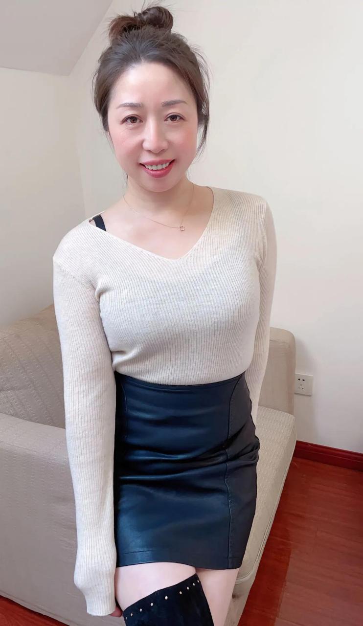 成熟美阿姨 四十岁的阿姨四种不一样的衣服,白色毛衫加黑色皮裙俏皮