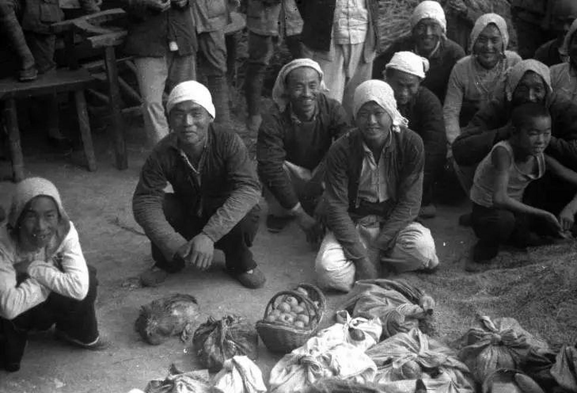 当时的情形是:老百姓们发现自己吃的比八路军战士都要好,于是纷纷送来