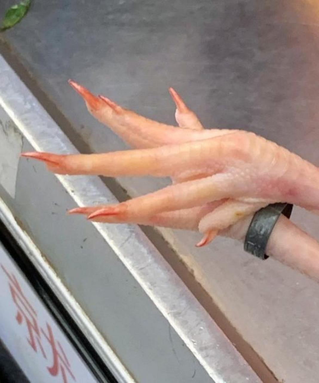 看得出来,这只鸡爪是懂得美甲的,而且很专业