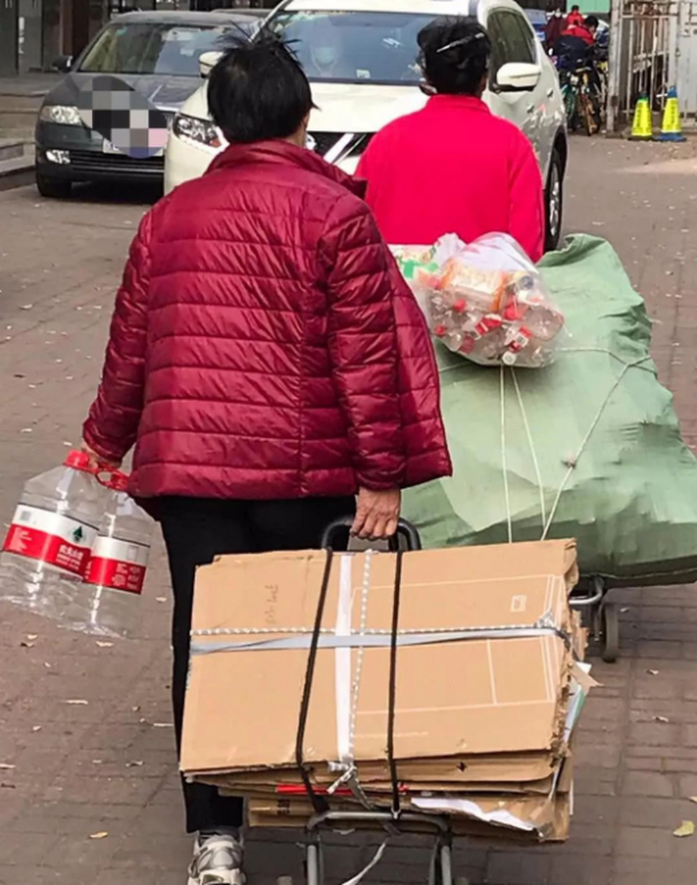 小区楼下捡垃圾的老奶奶原来深藏不露,她儿子居然是局里面的一把手.