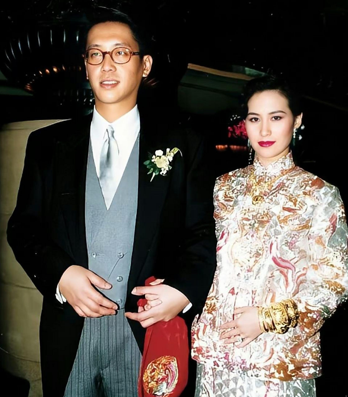 何超琼和何超莲的罕见同框,赌王基因强大,两姐妹长大太像了.