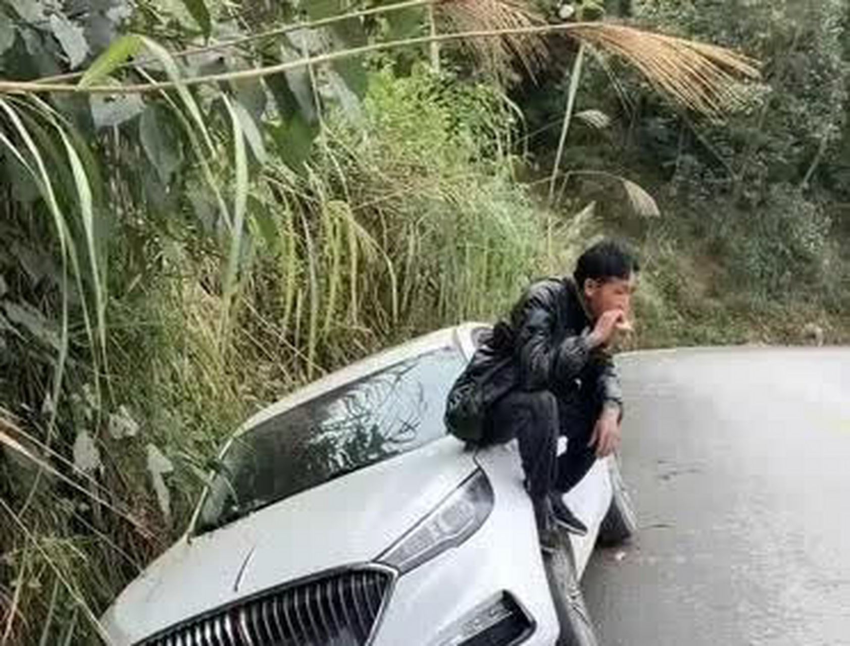 车子开进了沟里,好平静[坏笑][三哈][坏笑]