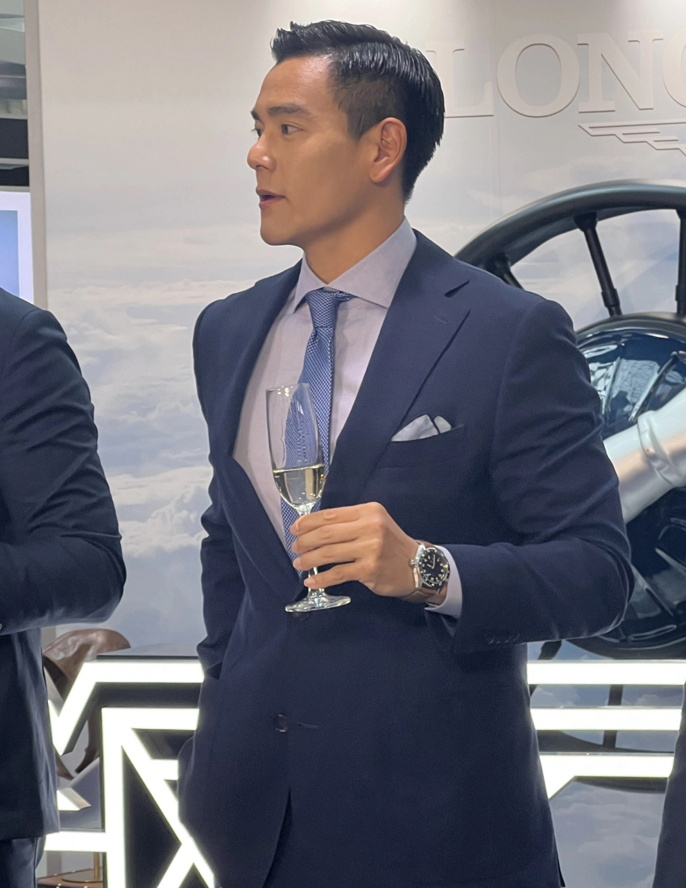 41岁的彭于晏,一身藏青西装搭配偏分油头现身三亚品牌活动,真的不愧是