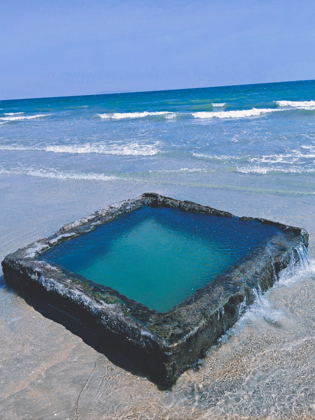 在海边遇到一个水泥池子,也不知道多深