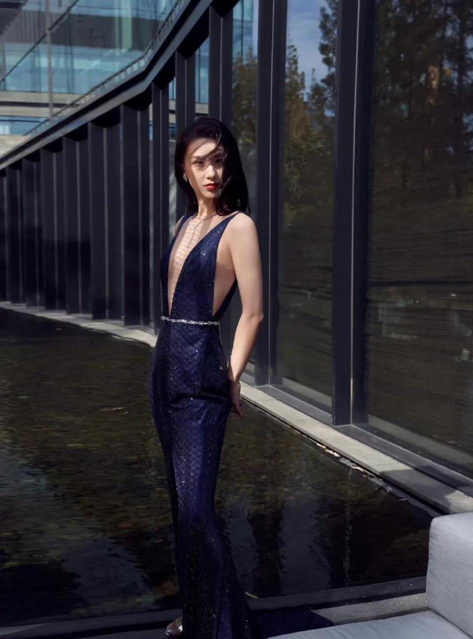 黄圣依低胸开叉连衣裙,御姐范十足