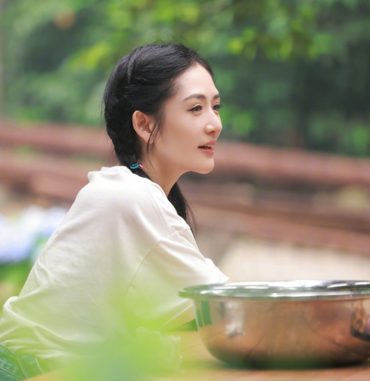 谢娜再次参加向往的生活录制,双马尾加背带裤,满满的少女感