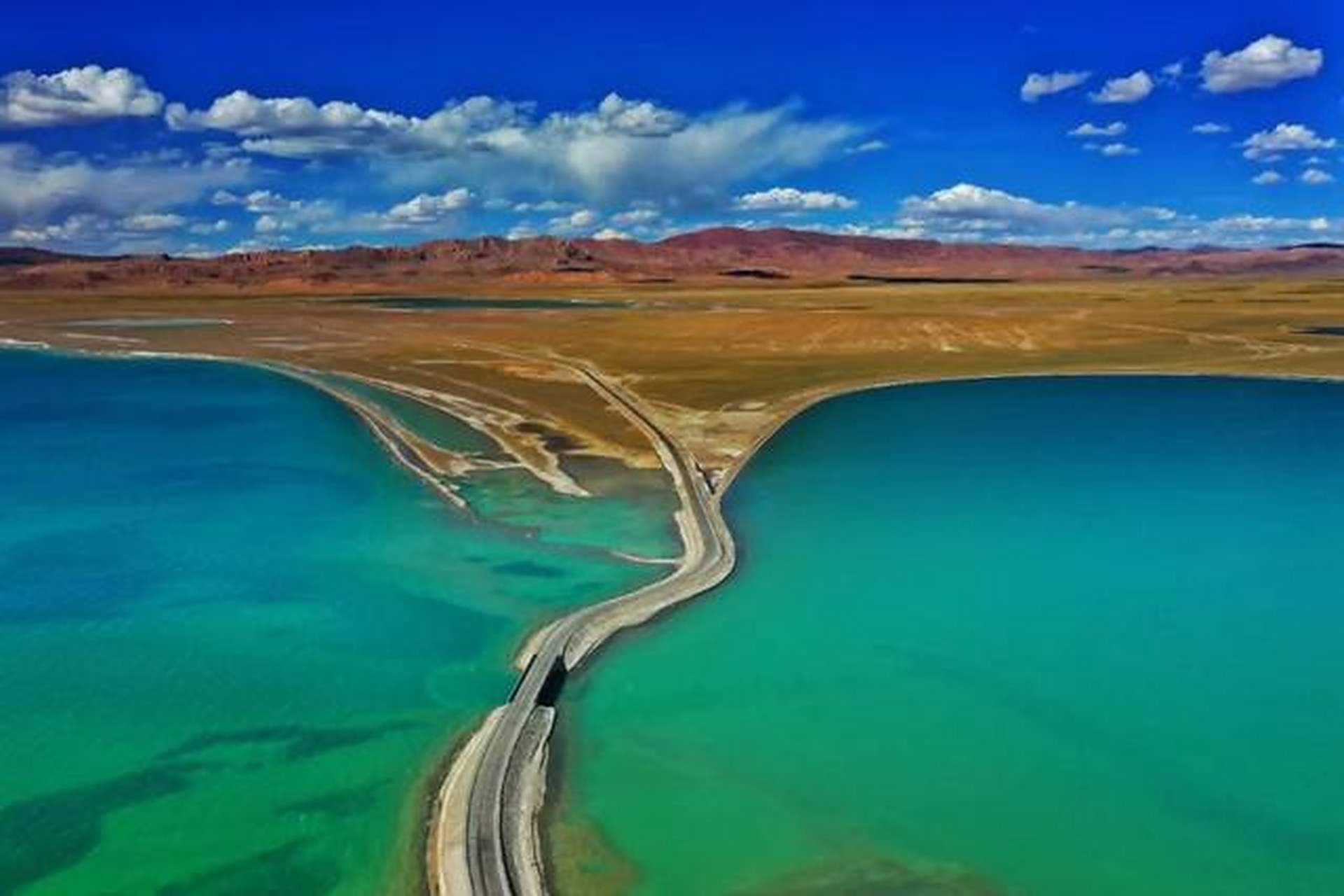 色林措坐落于西藏那曲地区班戈县境内,藏语意为"威光映复的魔鬼湖"