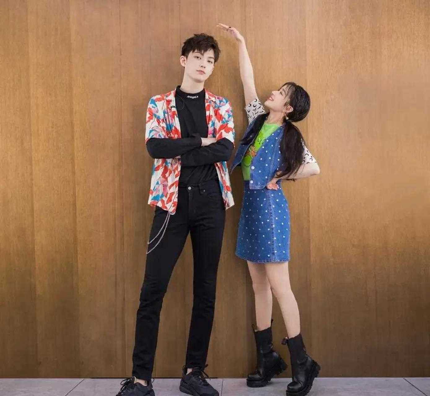 阚清子和董力之前就一起上过综艺,阚清子还化身tony阚给董力剪头发!