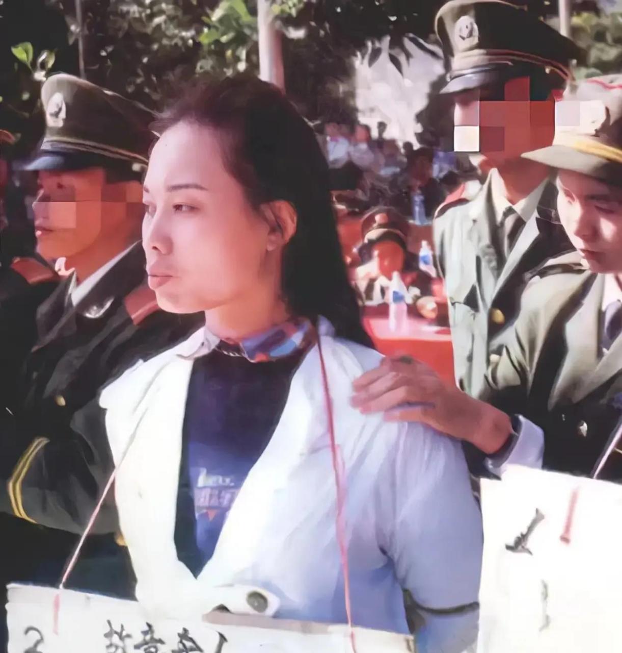 这是1995年,东莞街头,一名即将被押赴刑场的犯人,照