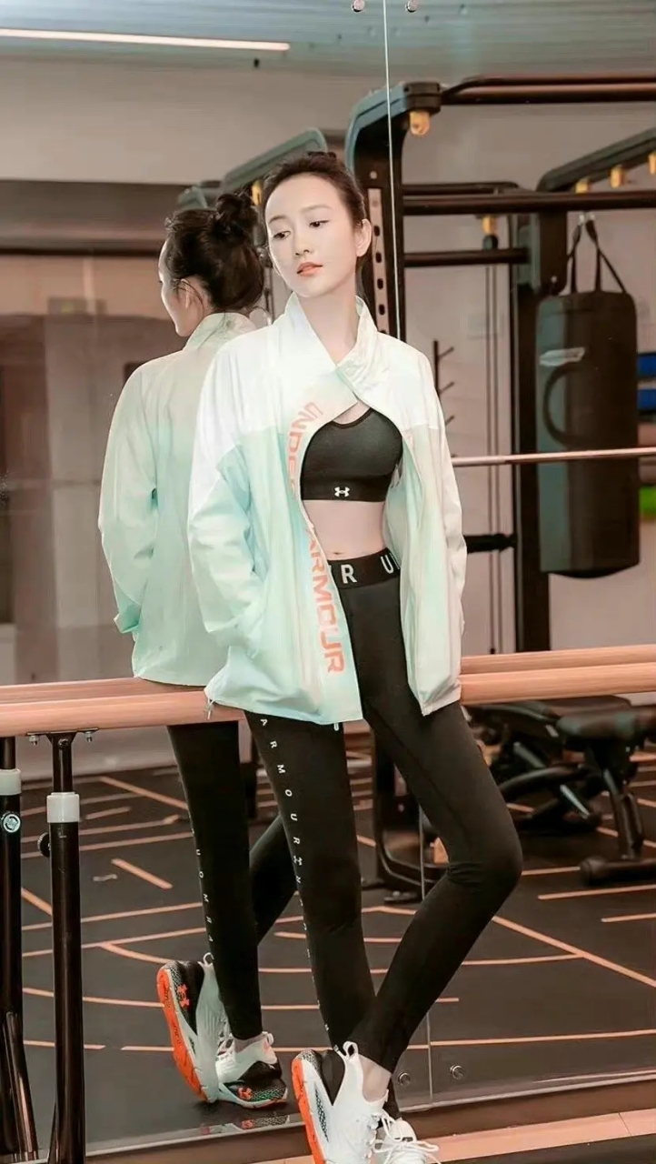 就是冲着这个明星穿鲨鱼裤好看,我才喜欢上鲨鱼裤的