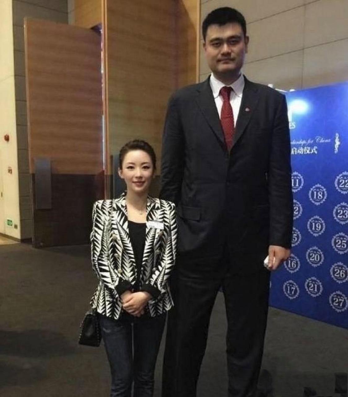 26米的姚明身边,身高1.6米的潘晓婷就显得更小了.