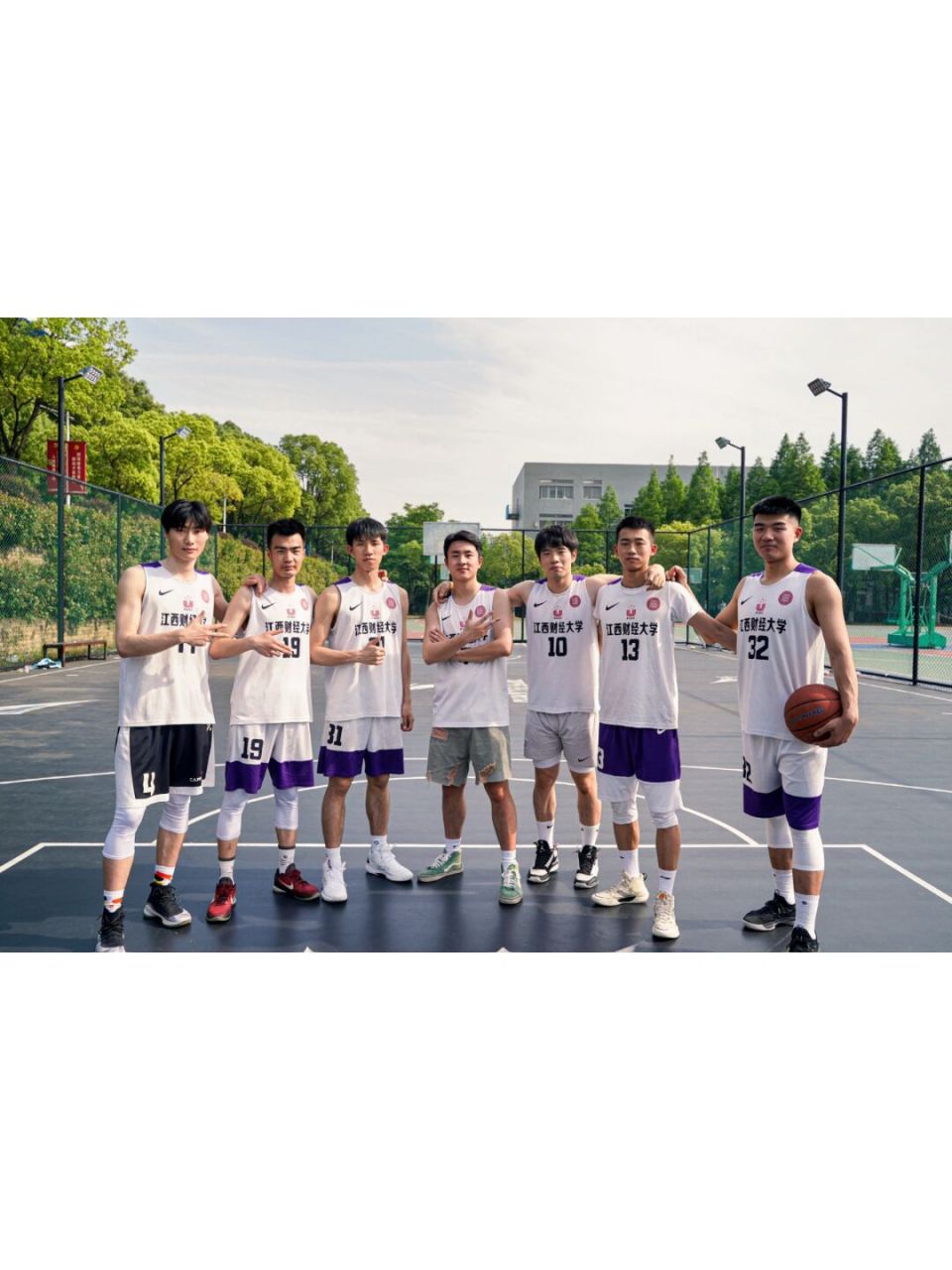 站姿:所有队员可以采取站姿,保持自然,放松的