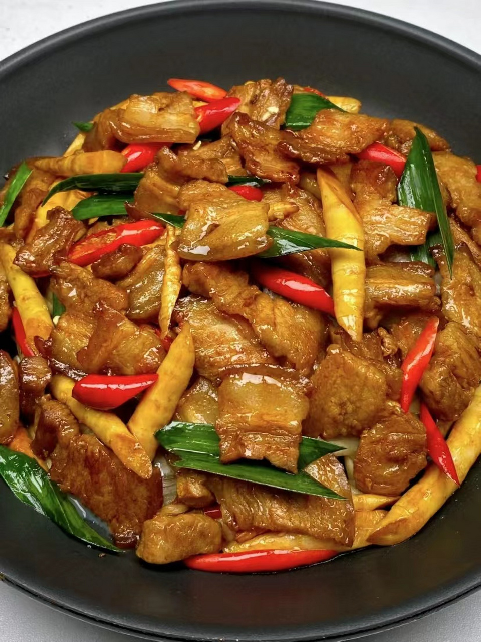 是一道传统的农家菜肴,肉质嫩滑,竹笋清爽爽口,口感丰富.