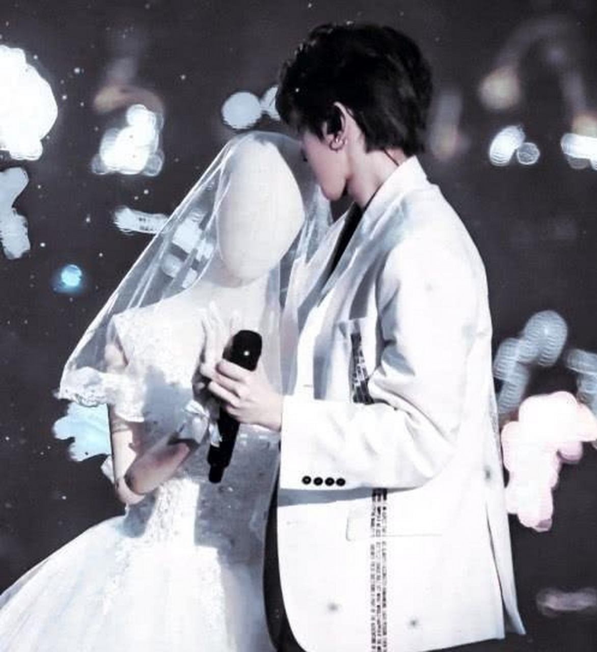 男神在下半身,则搭配一条黑色长裤,形成经典的黑白搭配.#蔡徐坤