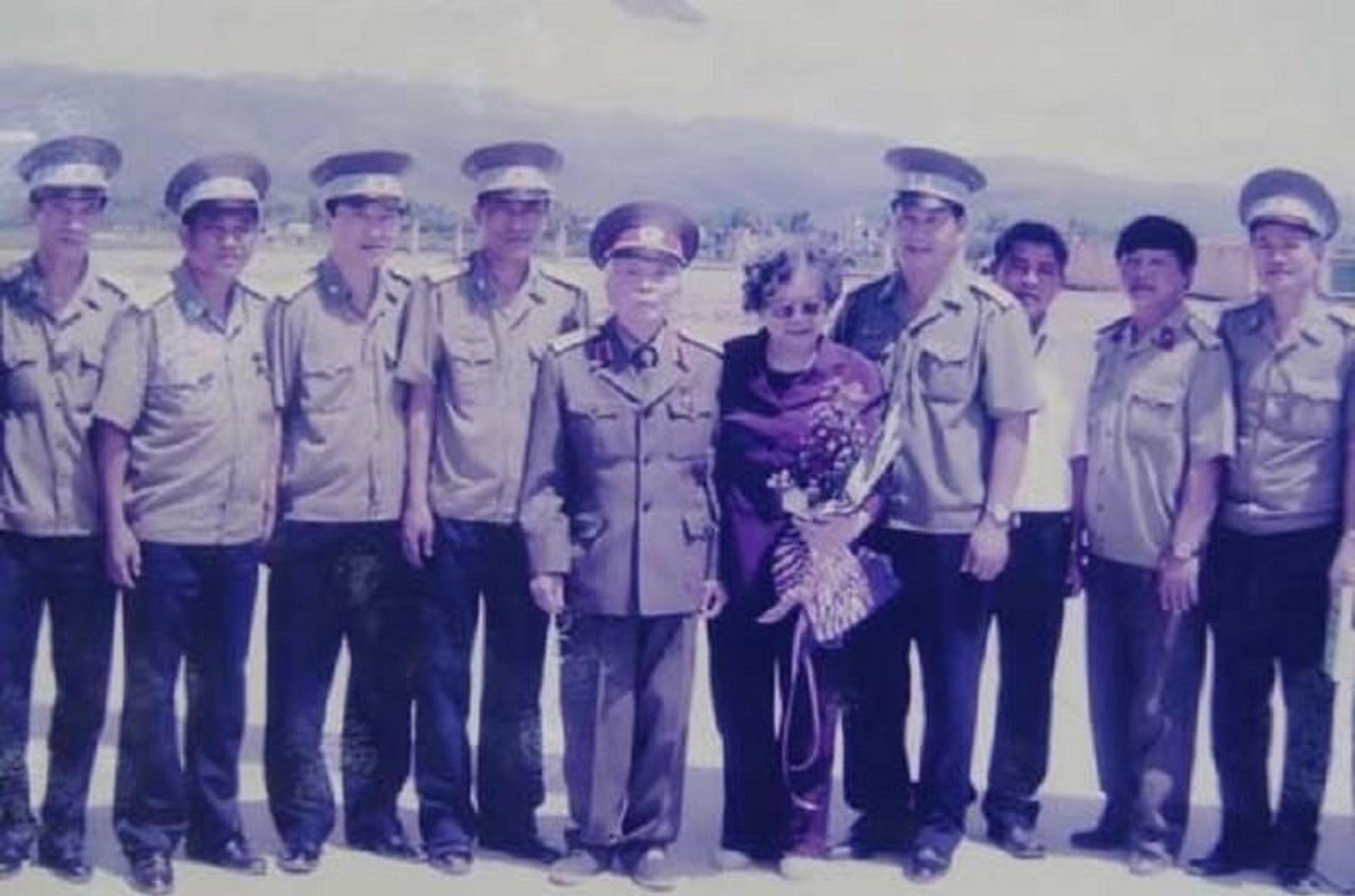 领动计划# 2004年武元甲和夫人访问奠边府战场时与原第916团官兵河鞍