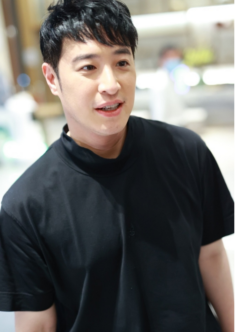 潘玮柏穿黑色t恤休闲现身机场 获粉丝跟拍面容略显疲惫