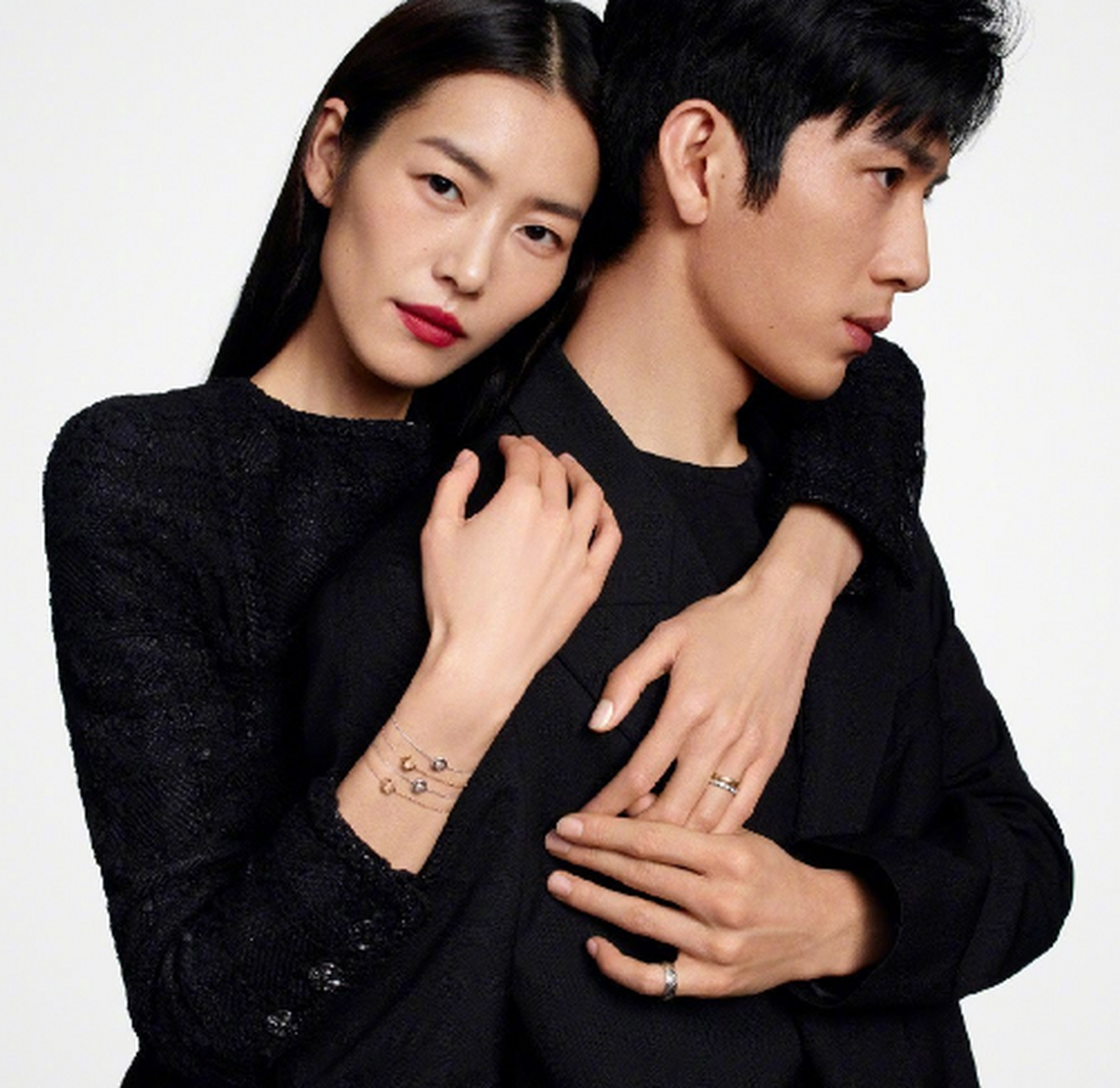 井柏然刘雯甜蜜相拥合体大片,男帅女美,大表姐一如既往的气质范.