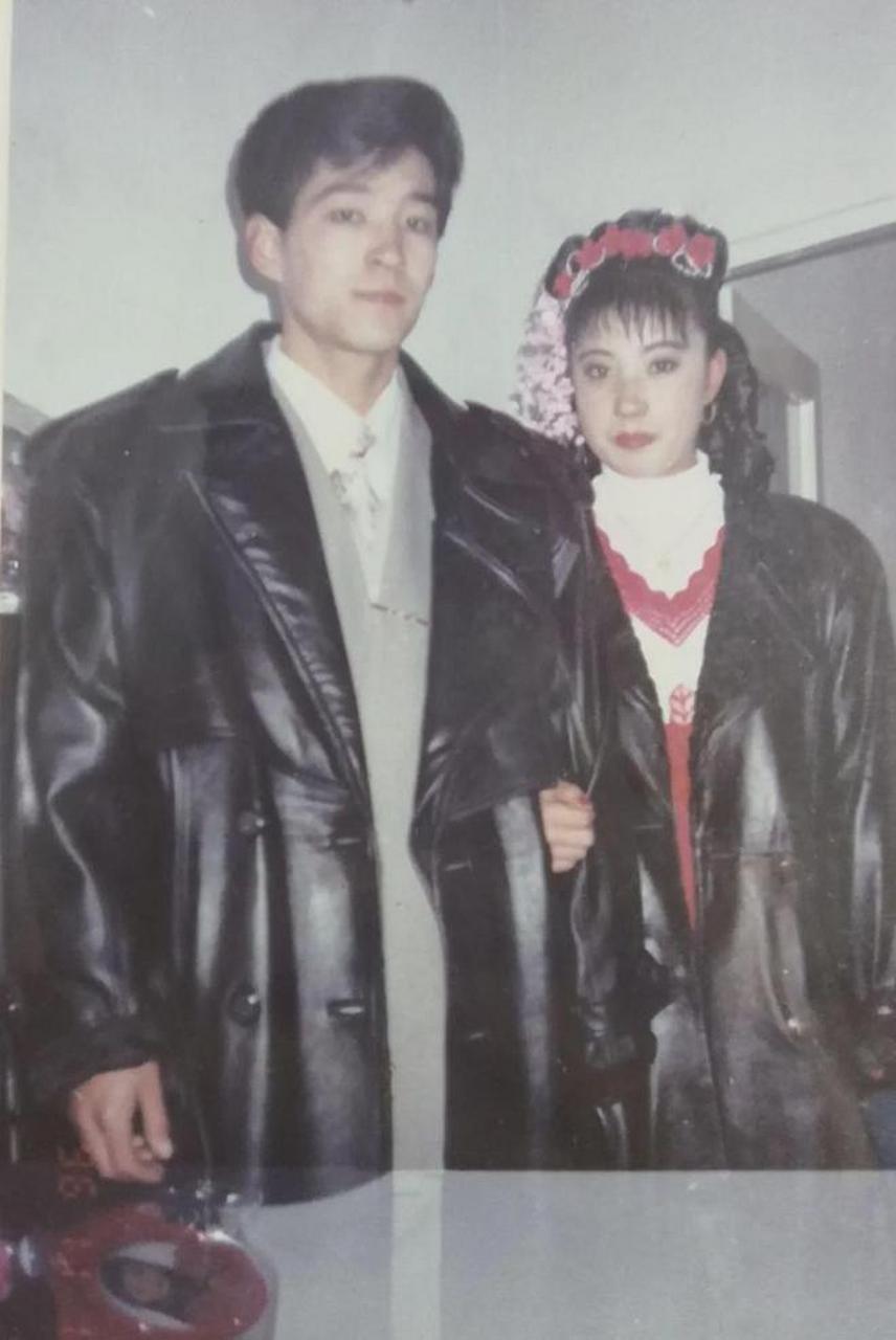 在上个世纪90年代,有一对新婚小夫妻拍摄了一张结婚照.