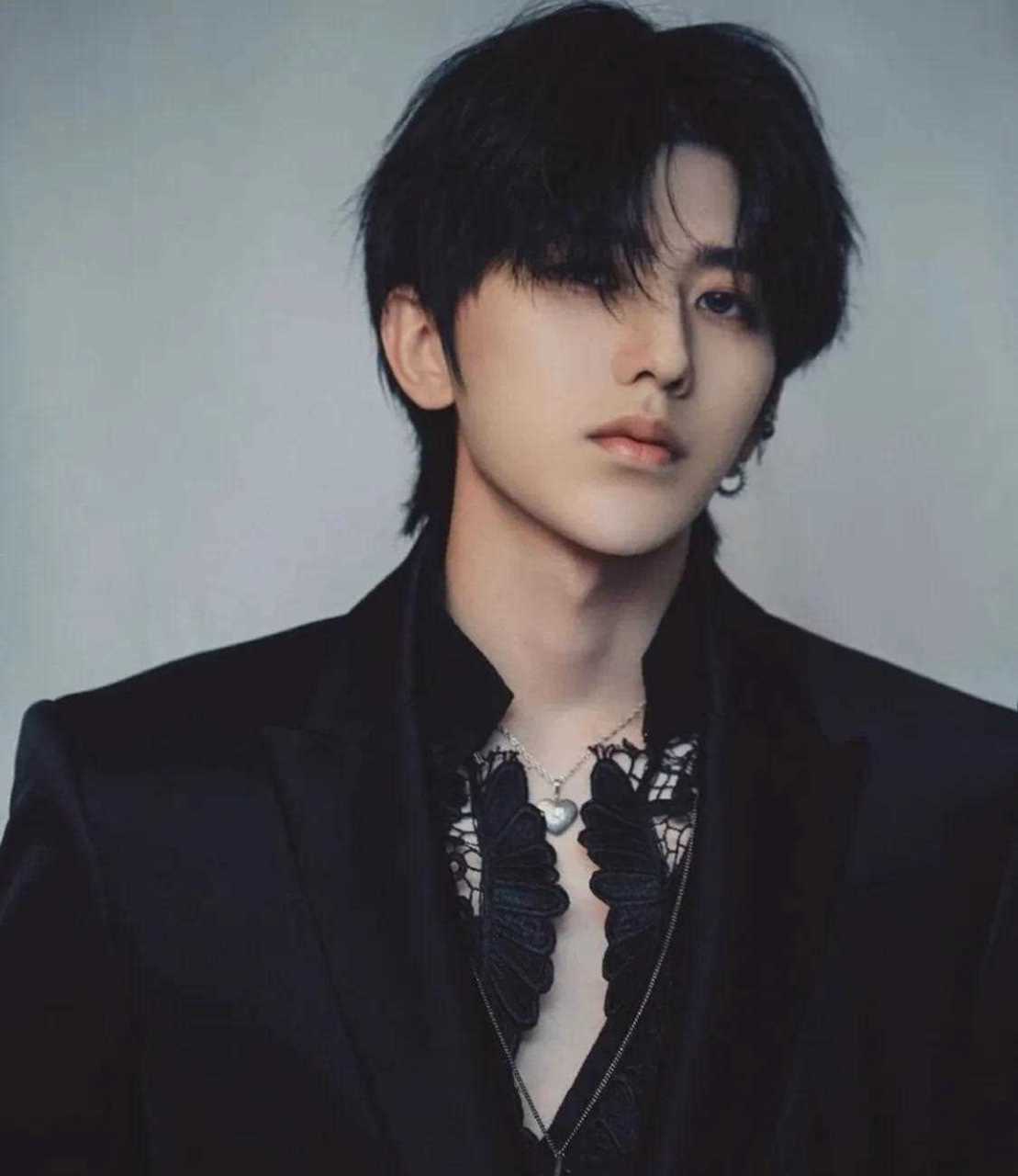 蔡徐坤一身黑色的西装造型,超级帅啊有没有!