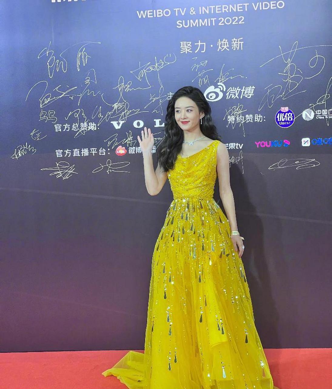 好久没看到赵丽颖走红毯了,这套黄色水钻纱裙衬得她皮肤更加白皙透亮