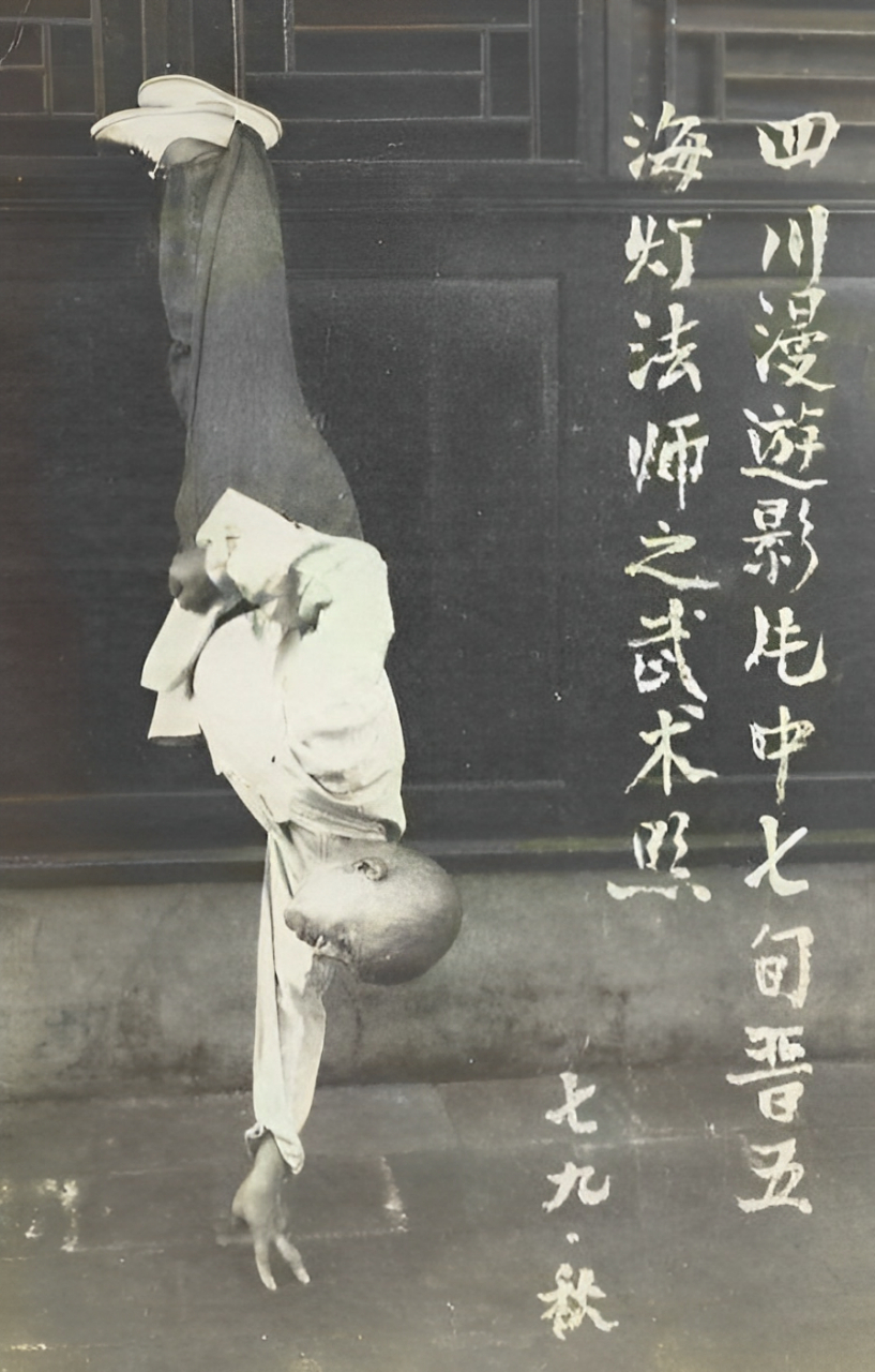 这是1964年,24岁的李小龙与1979年海灯法师展示"二指禅"功夫时的场景