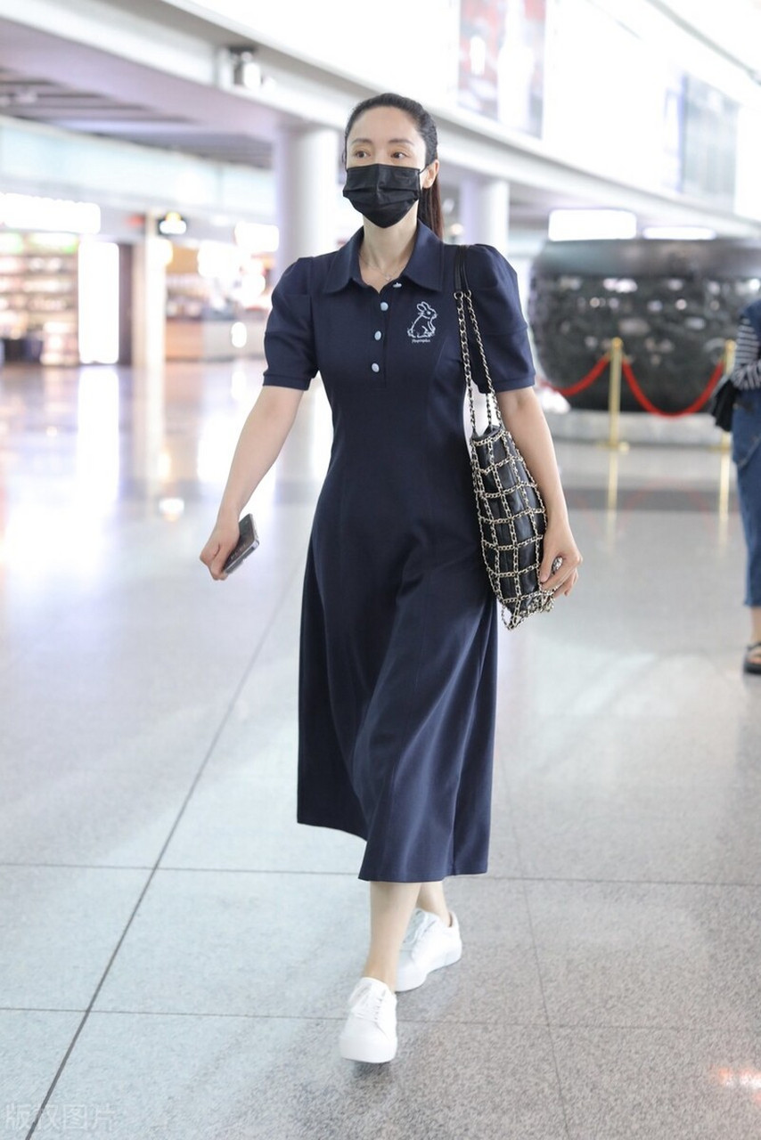 董璇机场街拍,蓝色polo领连衣裙搭配小白鞋,优雅时髦不说还洋气减龄!
