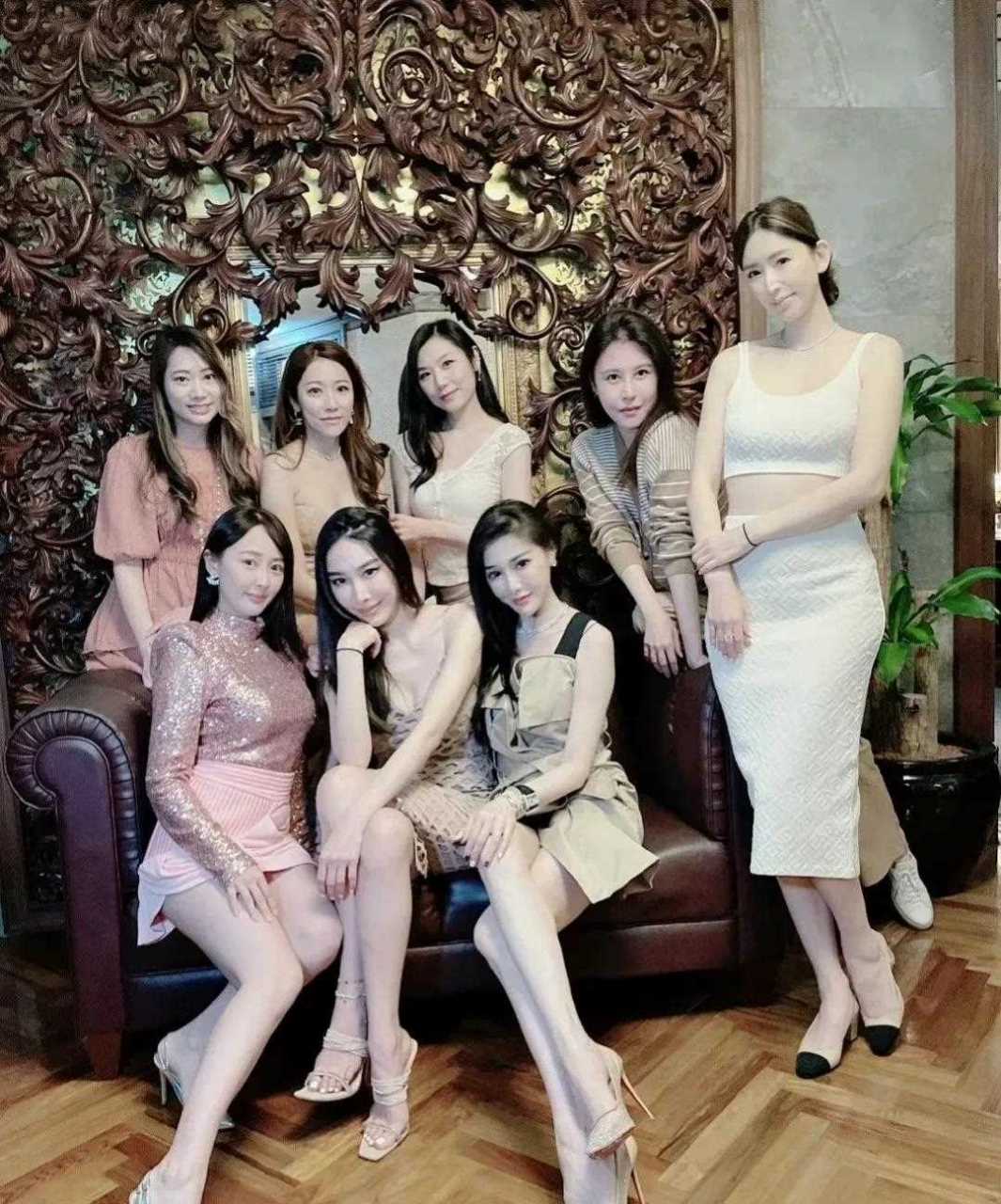 台湾名媛的她,45岁依然是美魔女呀,这身材年轻人都不如,和好友一起庆