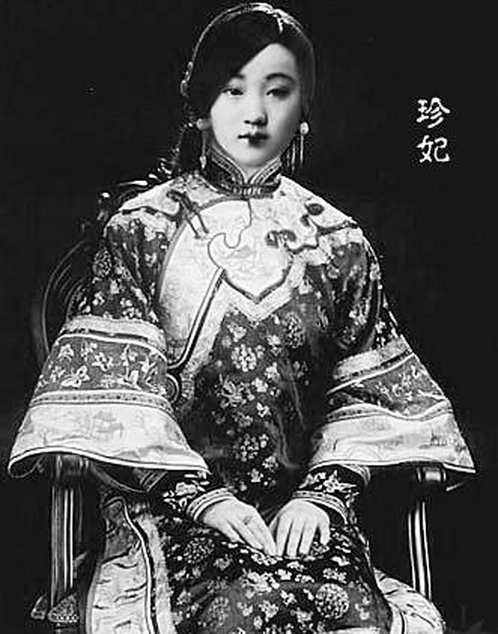 光绪皇帝一生中共一后两妃,后为隆裕皇后,两妃即与隆裕一起进宫的瑾妃