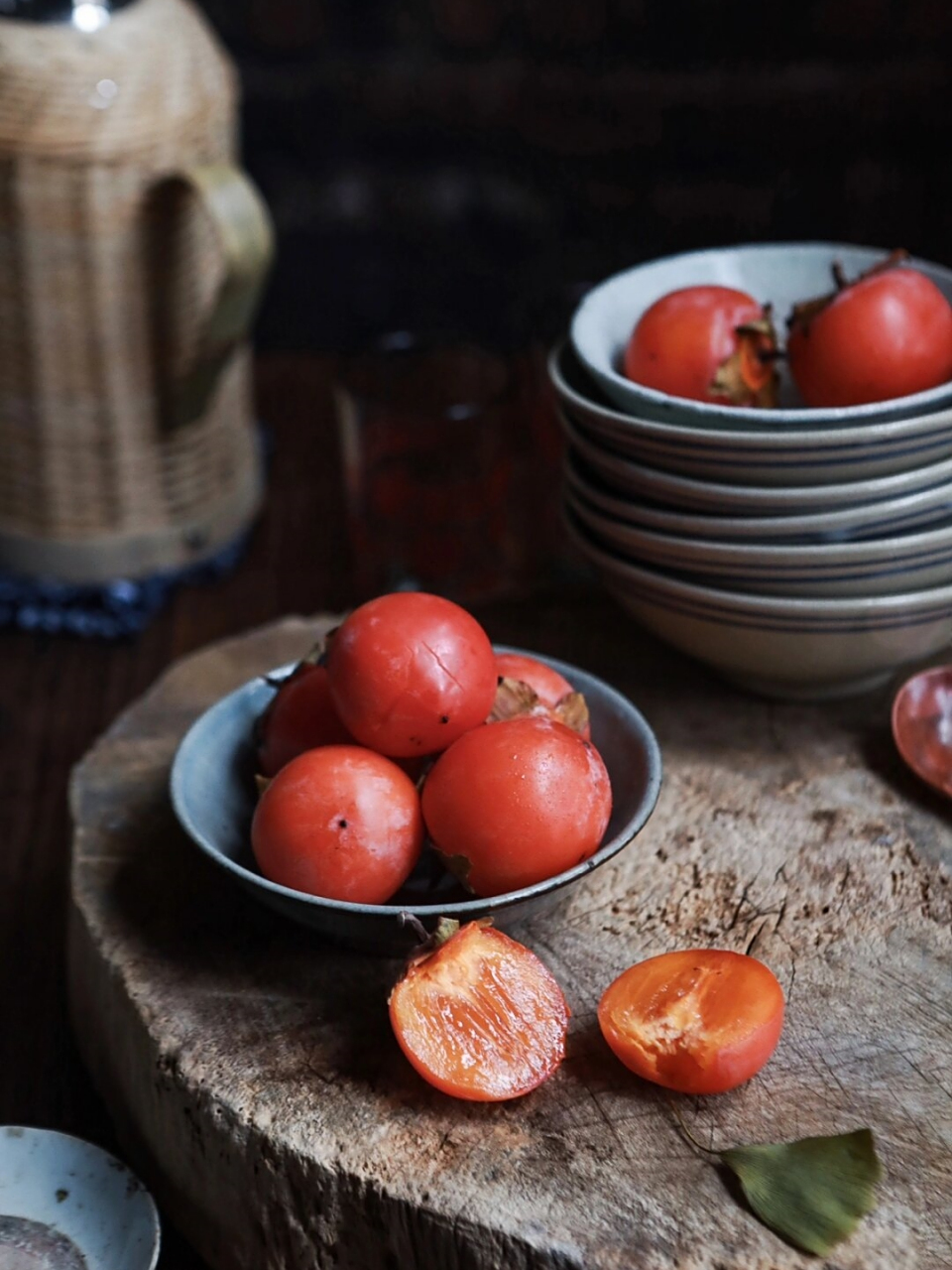 静物拍摄柿子  首先,选择一个简洁的背景,可以让柿子成为画面的主角.