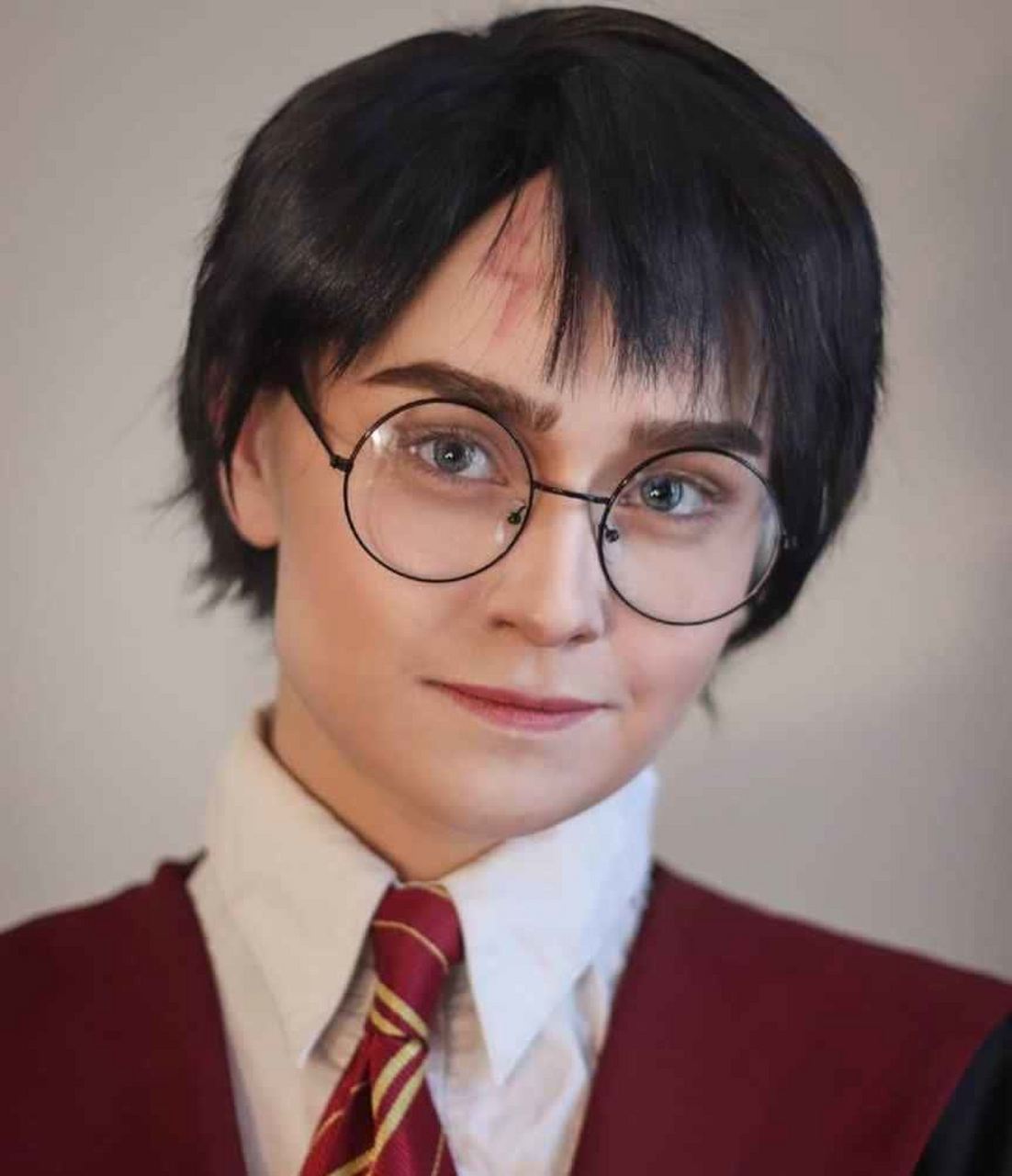 妹子的哈利波特cosplay太必备了,妆容也很到位!