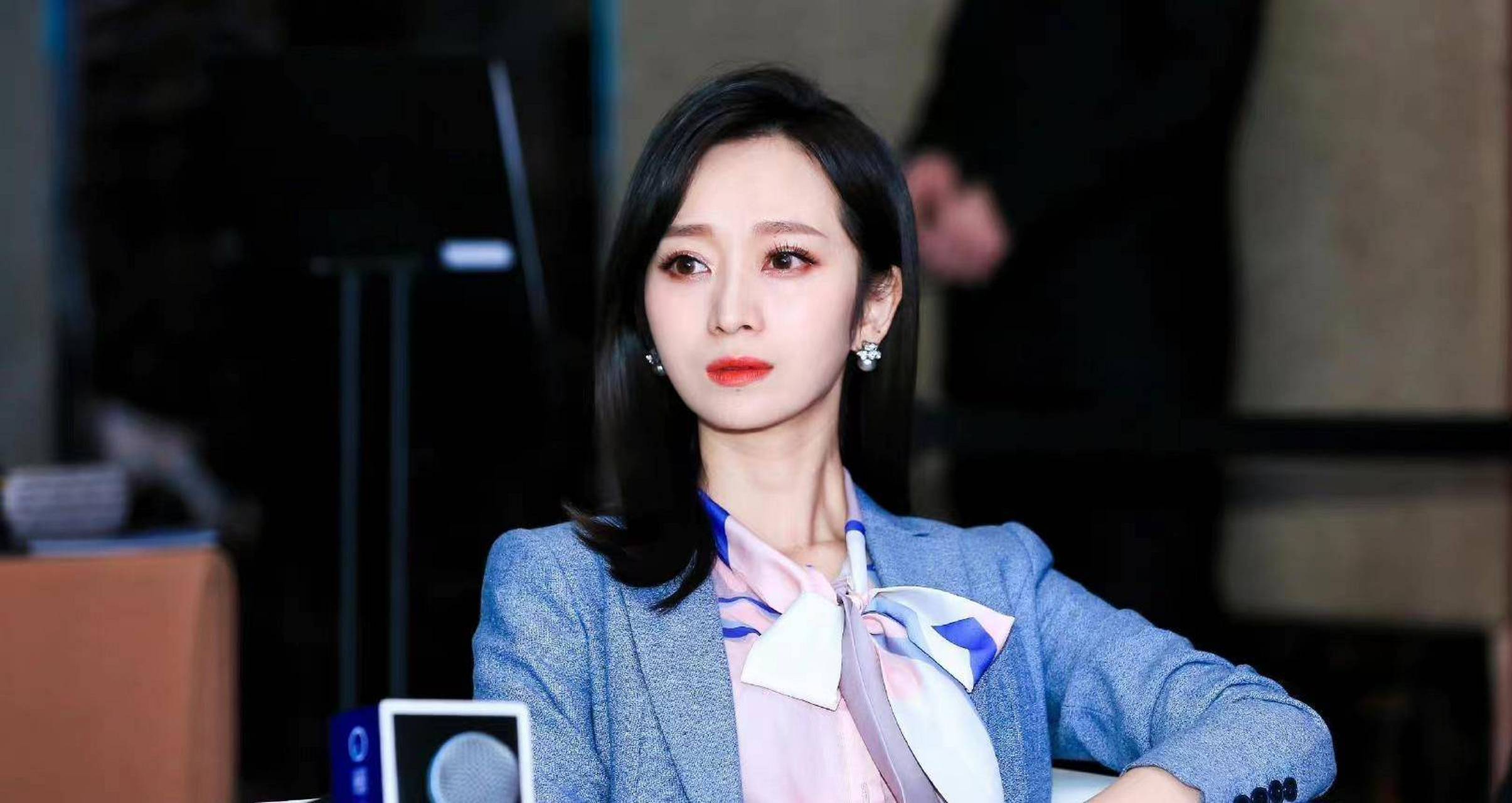 周蕾是90后主持人,在广西电视台工作.