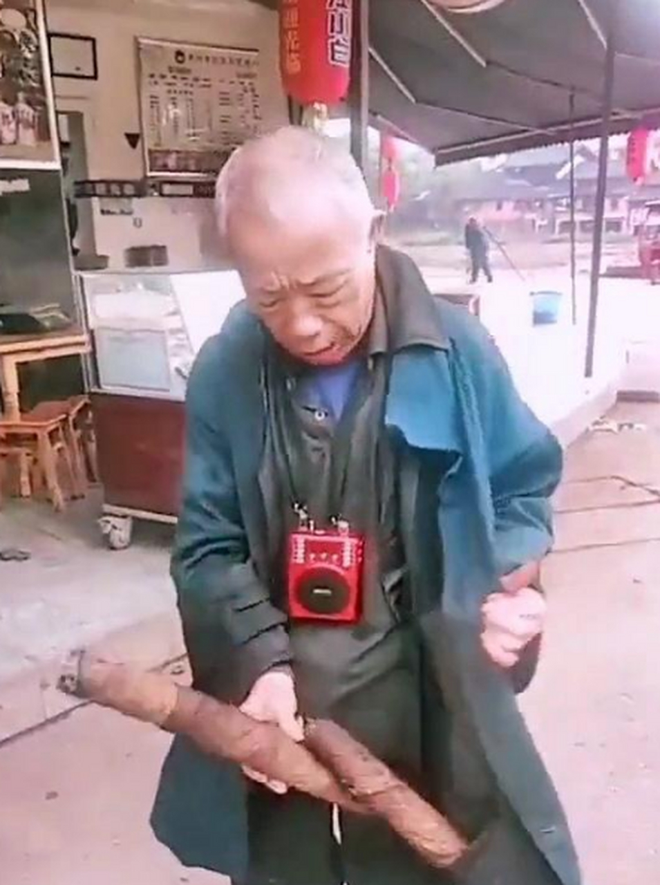 爷爷自己卷的旱烟,一根能吸一个月!哈哈哈[笑哭]